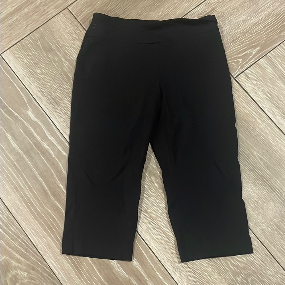 Ruby Rd. Black Capris with Straight Leg Design (A)